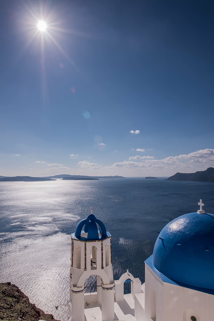 Santorini, Grecia, sol del mediodía, cúpula azul, iglesia, mar Egeo, Mediterráneo, Cícladas, viajes, isla
