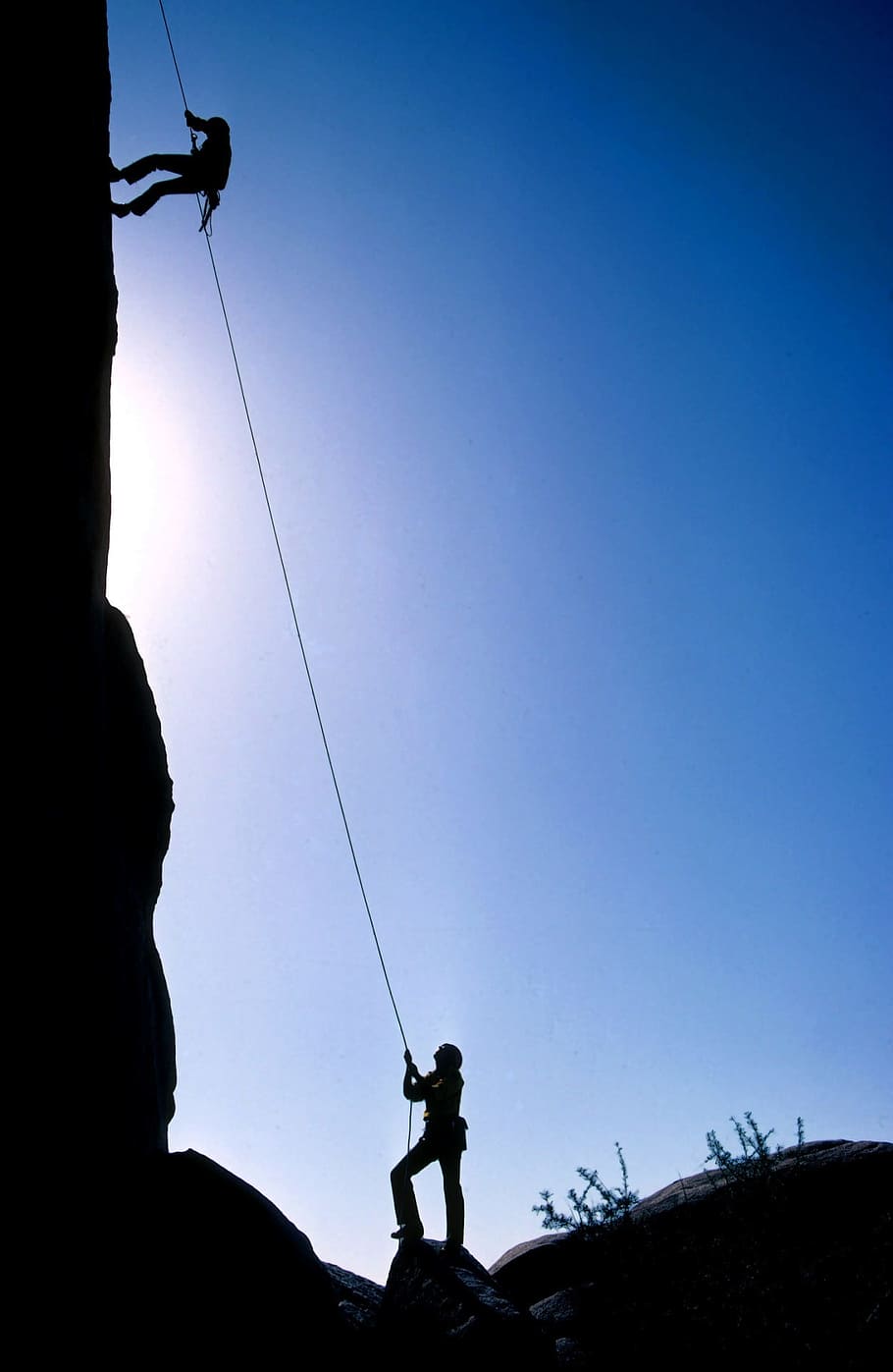 hombre, escalada, uso, cuerda, suelo, mirando, escaladores, trabajo en equipo, cumbre, pico