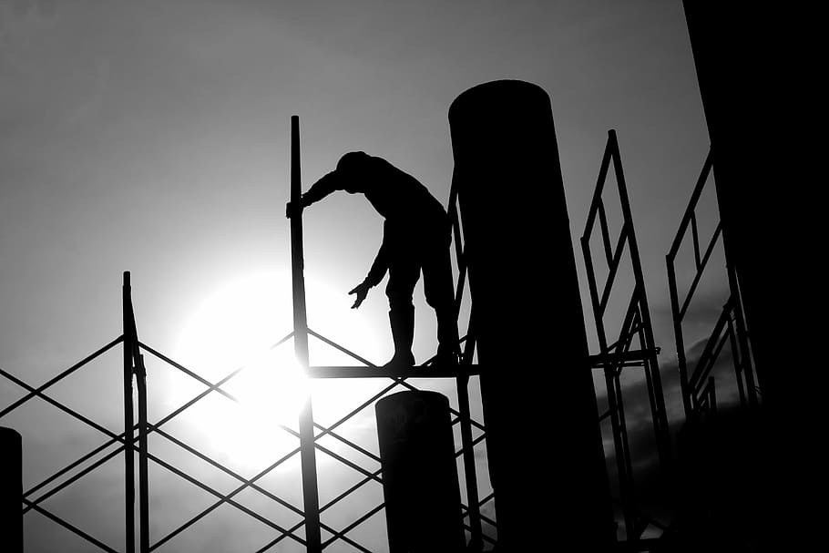 fotografia de silhueta, homem, em pé, andaime, construção, trabalhador, concreto, trabalho, tarefa, construir