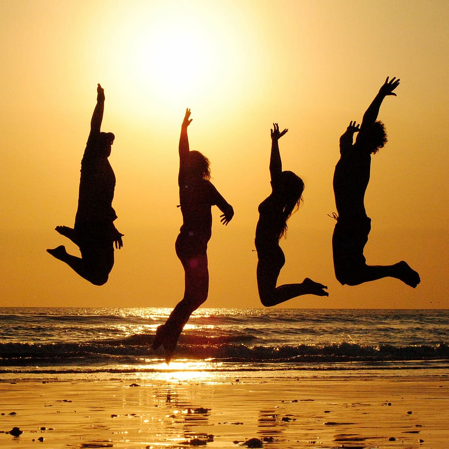 silueta, cuatro, personas, saltando, puesta de sol, playa, grupo, salto, amigos, celebración