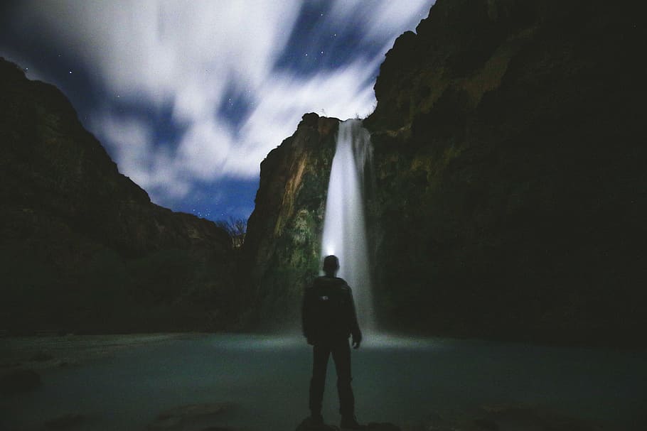 homem, em pé, frente, cachoeiras, pessoas, água, cai, nuvens, céu, escuro