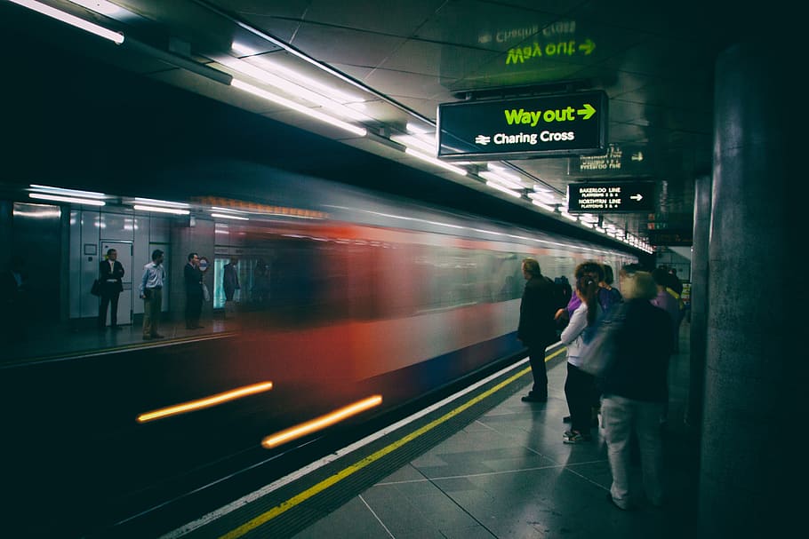 trem, chega, espera, passageiros, plataforma, Londres, subterrâneo, rede, Um trem, Metrô de Londres