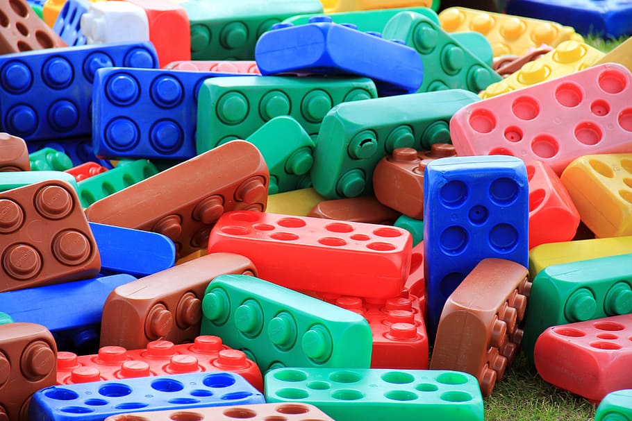 bloques de construcción de plástico, coloridos, piedras, bloques de construcción, juegos, juguetes, arte, multicolores, gran grupo de objetos, plástico