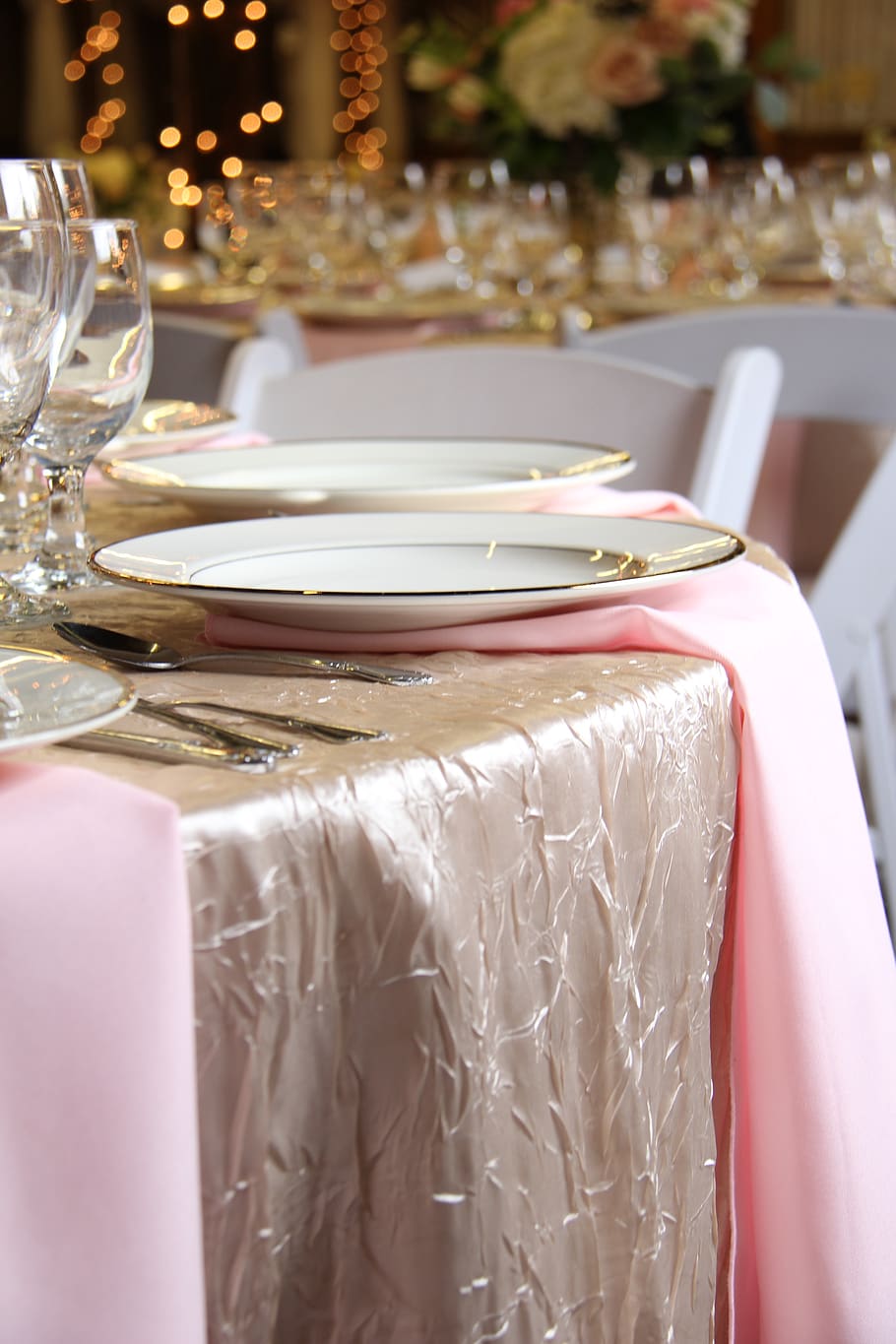 table setting, napkins, plate, napkin, restaurant, table, dining, fork, dinner, wedding
