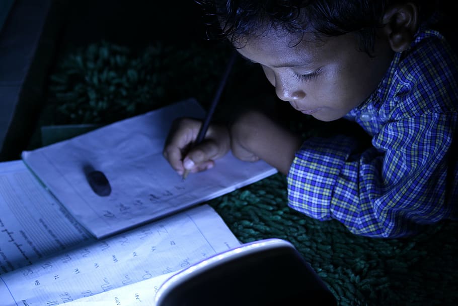 menino, escrevendo, branco, papel, criança, humano, vida noturna, estudo, estudando, aprendendo