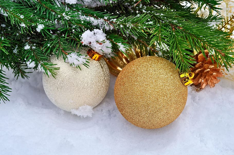 blanco, latón decoraciones de bolas de navidad, fondo, bolas, navidad, frío, diciembre, decoración, oro, verde
