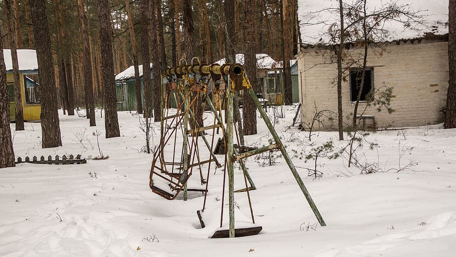 parque infantil, balanço, acampamento, crianças, neve, zona de exclusão, inverno, Ucrânia, radiação, abandonado