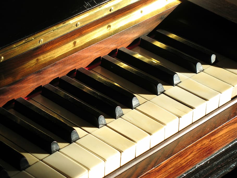 茶色のアップライトピアノ, ピアノ, キー, アイボリー, キーボード, 音楽, 鍵盤楽器, 古い楽器, 音, ピアノの鍵盤