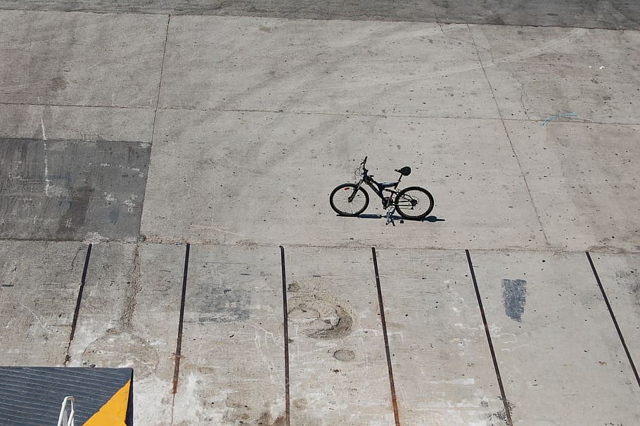 negro, bicicleta de la ciudad, carretera, completo, suspensión, montaña, bicicleta, estacionado, soleado, cielo