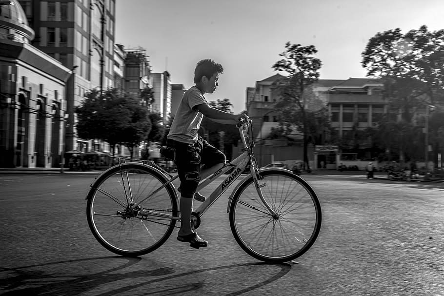 Fotografía en escala de grises, niño, equitación, bicicleta paso a paso, calle, bicicleta, Vietnam, Saigón, transporte, ciudad