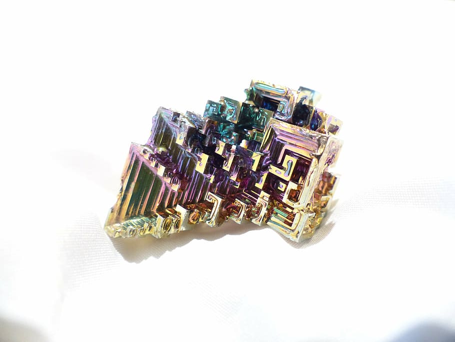 iridescent, accessory, white, surface, glazed includes, mineral, bismuth, bismuth crystal, bismuth crystal level, bred
