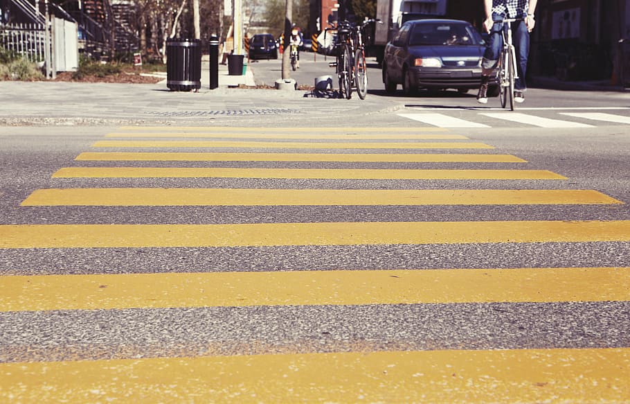 faixa de pedestre amarela, pessoa, mostrando, amarelo, pedestre, faixa de pedestres, travessia, ruas, estradas, bicicletas