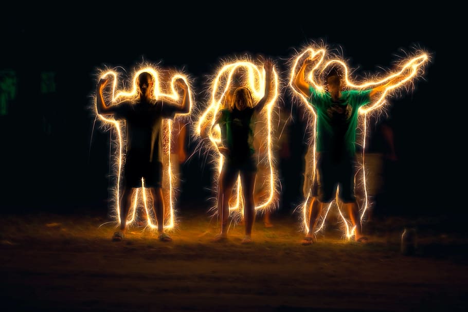 スチールウールの写真, 3人, 立っている, スチールウール, 写真, ライトペインティング, 線香花火の執筆, 人々の概要, 7月4日, 金
