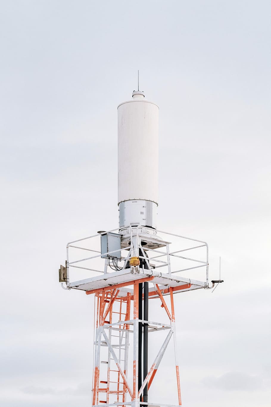 blanco, rojo, torre de transmisión, tecnología, torre, cielo, azul, industria, torre de comunicaciones, día