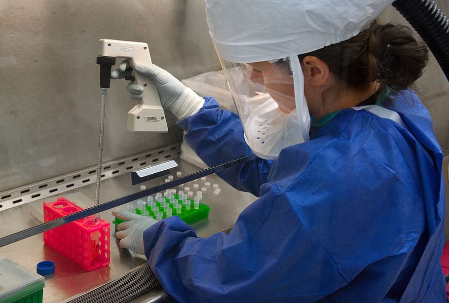 wanita, mengenakan, biru, gaun laboratorium, memegang, putih, tester, tabung reaksi, ahli mikrobiologi, ilmuwan