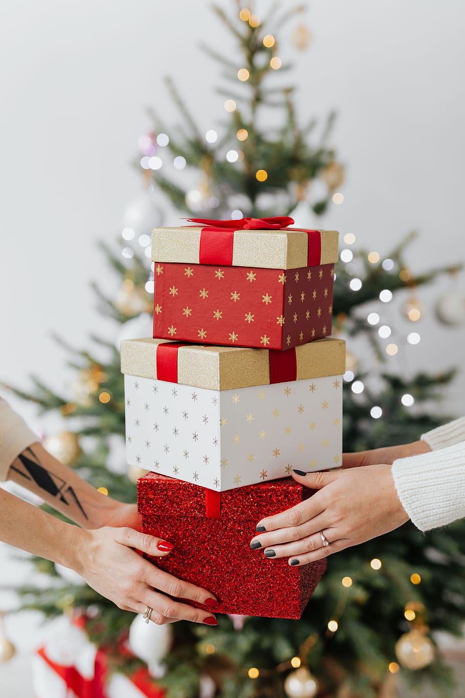 regalo de navidad, presente, regalo, regalos, caja de regalo, tenencia de regalo, árbol de navidad, decoración de navidad, fondo de navidad, luces de navidad