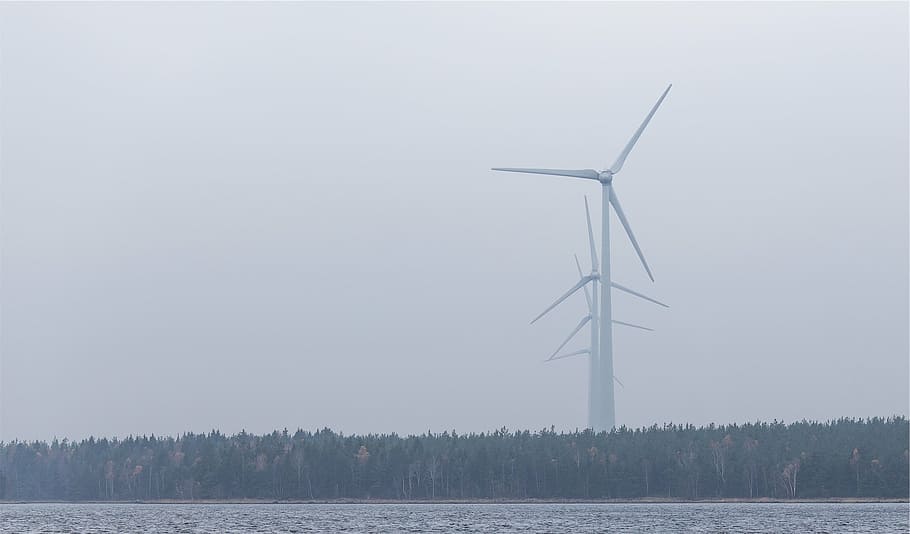 putih, kincir angin, garis, foto, angin, turbin, abu-abu, langit, turbin angin, konservasi lingkungan