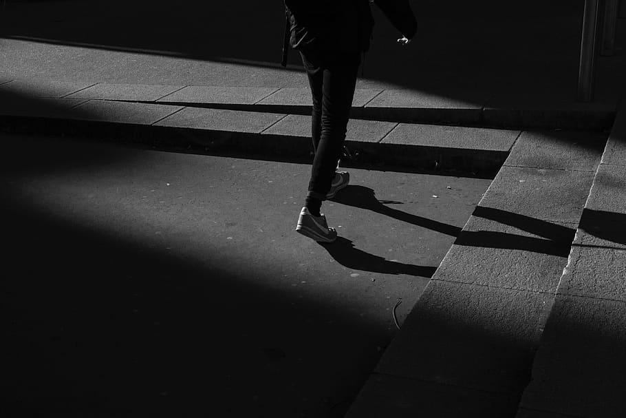 blanco y negro, oscuro, noche, gente, caminar, luz, sombra, sección baja, luz solar, ciudad