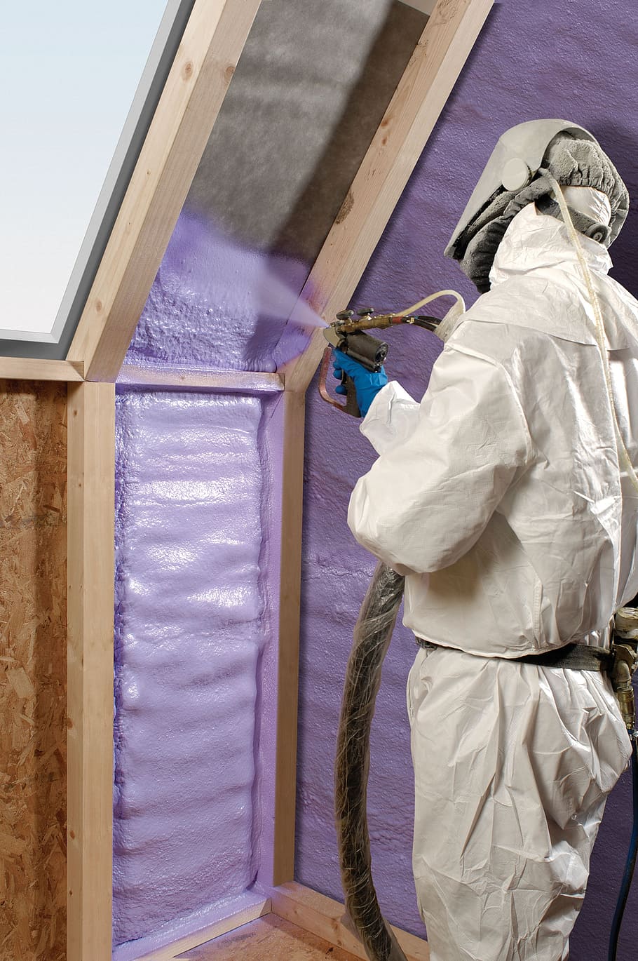 man spraying paint, gray, wall, insulation, izolacja, pur, polyurethane foam, pianka poliuretanowa, ocieplanie, poddasze