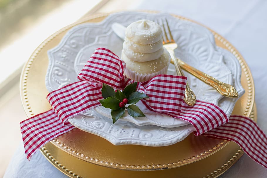 cupcake, putih, piring, meja natal, makan malam natal, pengaturan tempat natal, natal, meja, liburan, dekorasi
