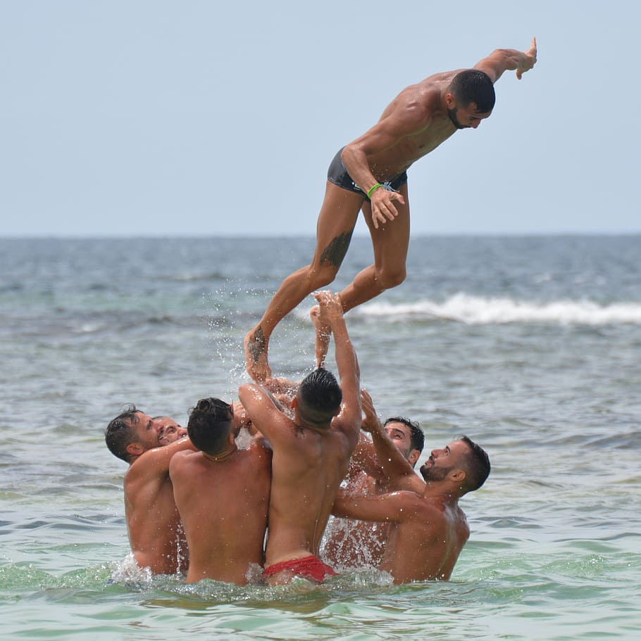男性, 海, 人, 水泳パンツ, サマーサルト, 水没, チームワーク, チームビルディング, 上半身裸, 水