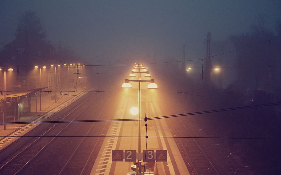 noche, oscuro, luces, niebla, vías del tren, ferrocarril, letreros, farolas, tarde, iluminado