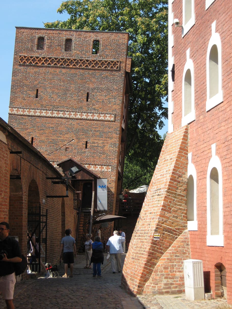 a torre inclinada, monumento, a cidade velha, toruń, arquitetura, estrutura construída, edifício exterior, construção, tijolo, pessoas reais