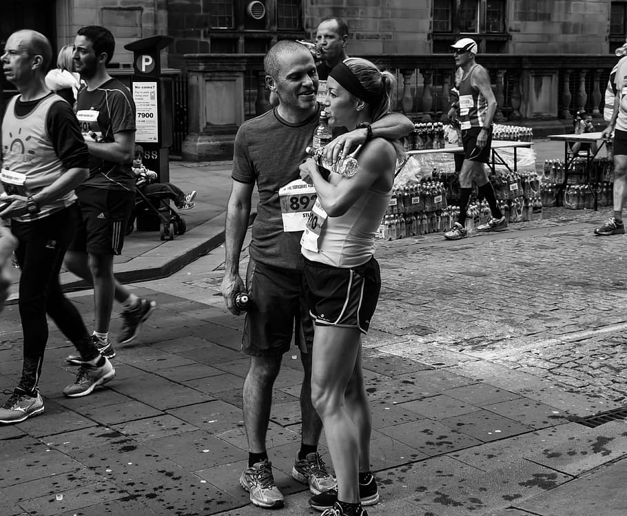 Foto en escala de grises, hombre, mujer, de pie, carretera, maratón, corredores, Fitness, correr, saludable