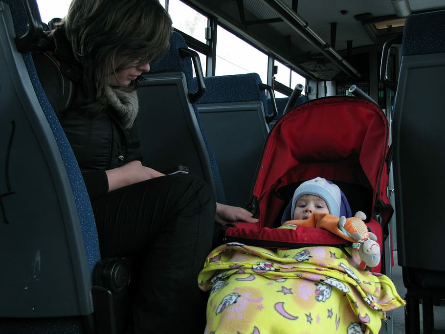 mujer, sentado, silla de autobús, al lado, niño, cochecito, mami, infante, bebé, coche