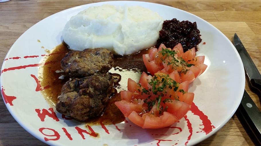 mat, ground beef, mashed potatoes, tomato, vegetables, minced veal patty, lingonberry jam, lunch, dinner, served