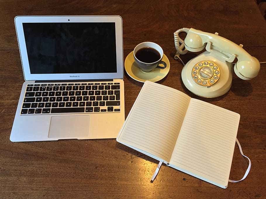 macbook air, di samping, putih, buku catatan, coklat, kayu, meja, laptop, telepon lama, telepon