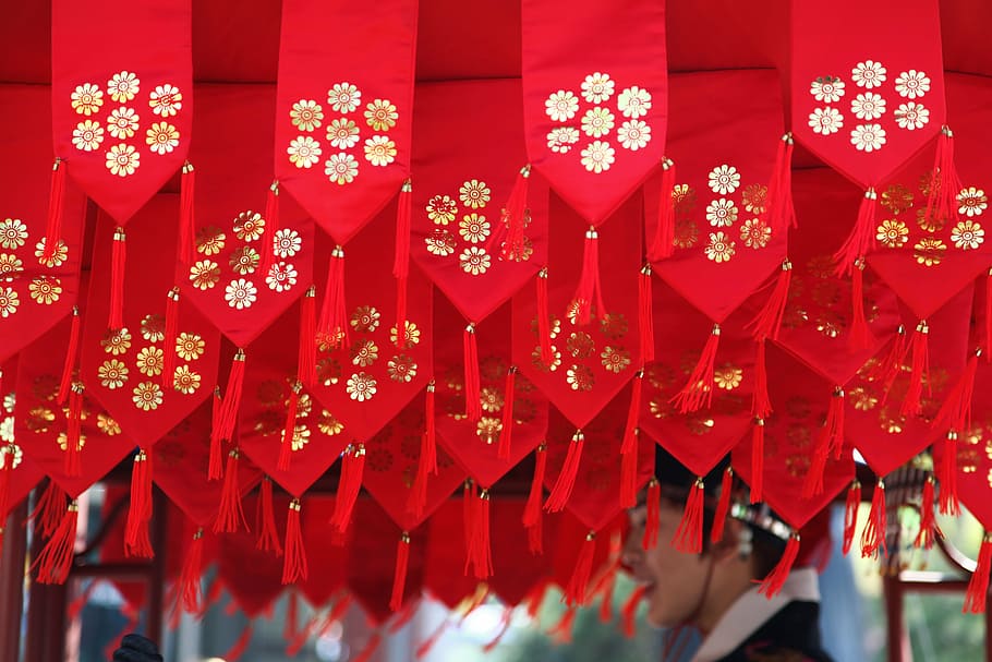 fotografía de ángulo bajo, blanco y rojo, floral, textil, república de corea, seúl, insa dong, tradicional, roja, ciudad prohibida