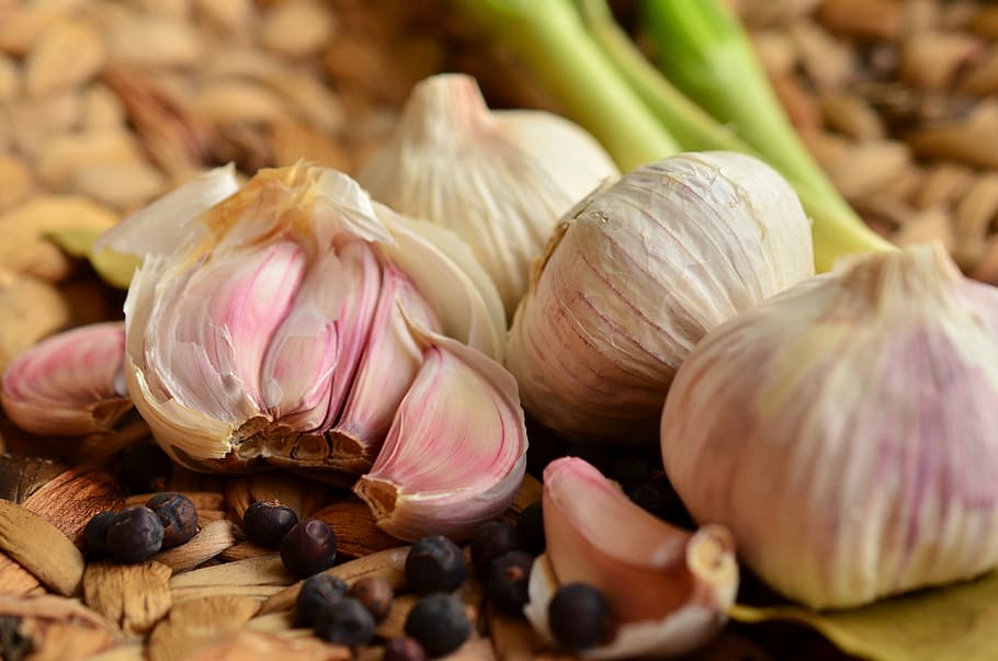 four garlic bulbs, garlic, tubers, food, spice, herb, aromatic, healthy, cook, mediterranean
