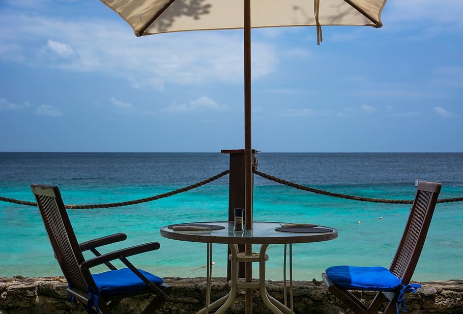 pátio, cadeiras, mesa, guarda-sol, praia, areia, oceano, mar, tropical, céu