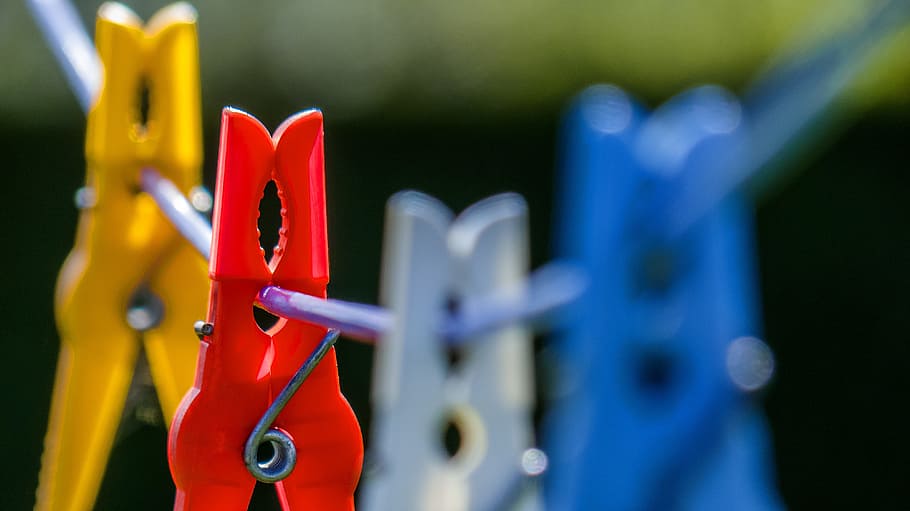 macrophotograph, red, blue, white, yellow, clothespin, hanging, wire, laundry, clip