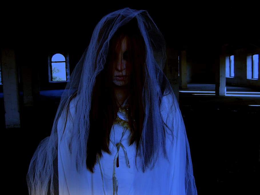 женщина, ношение, белое, платье, вуаль, призрак, хэллоуин, ужас, невеста, смерть