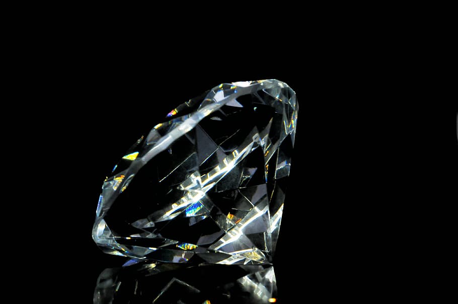 macro photography, clear, gemstone, diamond, precious stone, size, facets, crystal, studio shot, black background
