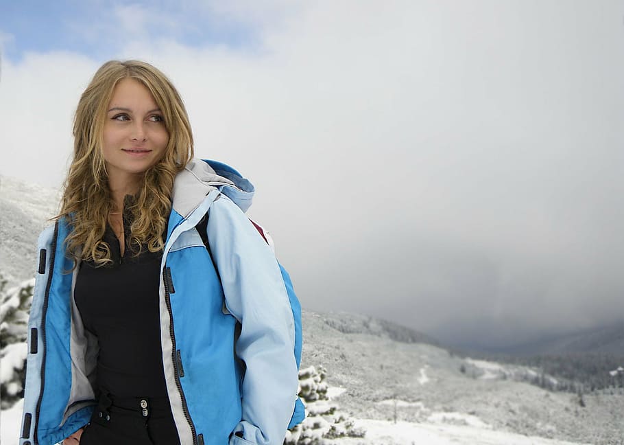 mujer, vistiendo, azul, blanco, chaqueta con cremallera, invierno, viaje, montaña, trekking, naturaleza