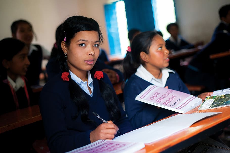 mujer, tenencia, bolígrafo, sentado, frente, escritorio, Escuela, Examen, Estudiantes, Nepal