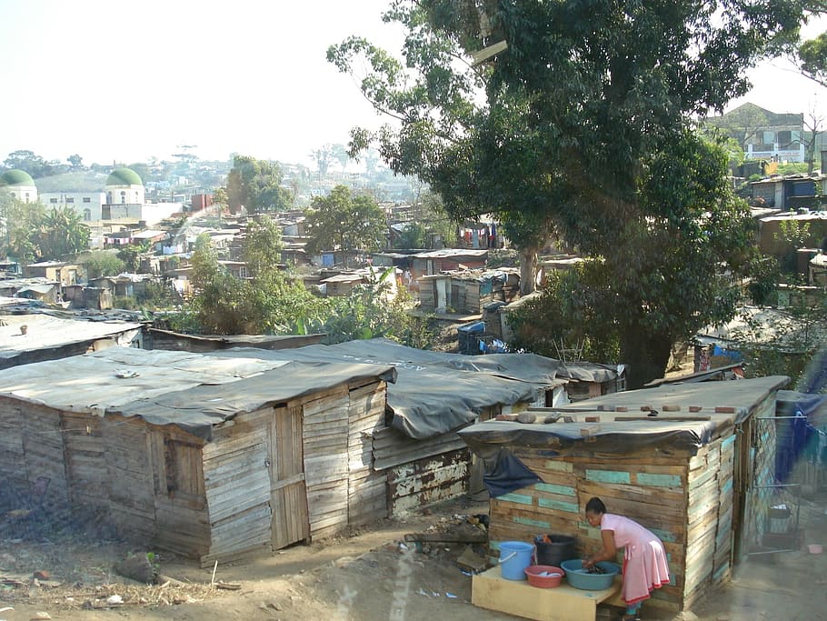 niña, lavado, ropa, casas, pobreza, barrios marginales, chabolas, pobres, Sudáfrica, gueto