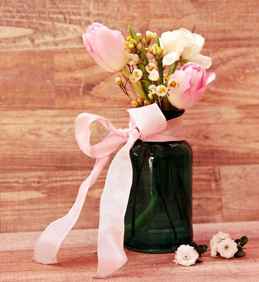 blanco, flores, verde, florero de vidrio, rosado, cinta, tulipanes, ranúnculo, florero, flores de primavera
