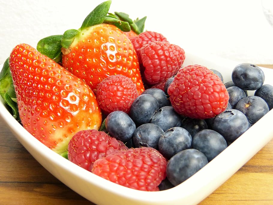 red strayberries, fruit, frisch, strawberries, blueberries, raspberries, vitamins, healthy, nature, food