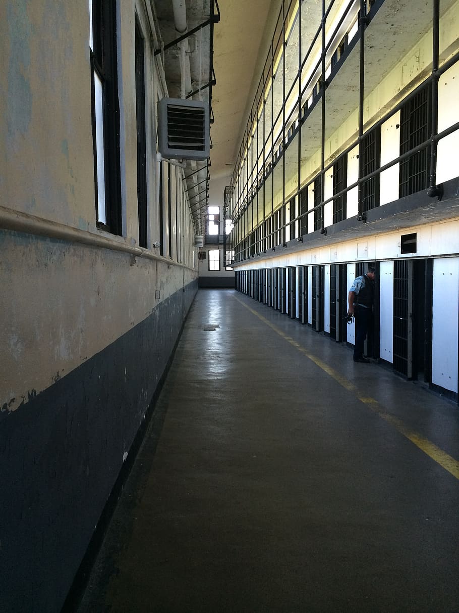 pintu baja hitam, penjara, sel, blok sel, kejahatan, kriminal, tahanan, hukuman, keadilan, keamanan