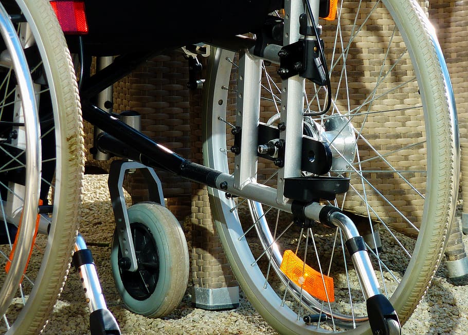 foto close-up kursi roda hitam, abu-abu, cacat, cacat manusia, bantuan berkendara, lumpuh, bergerak, konstan, panti jompo, kursi roda
