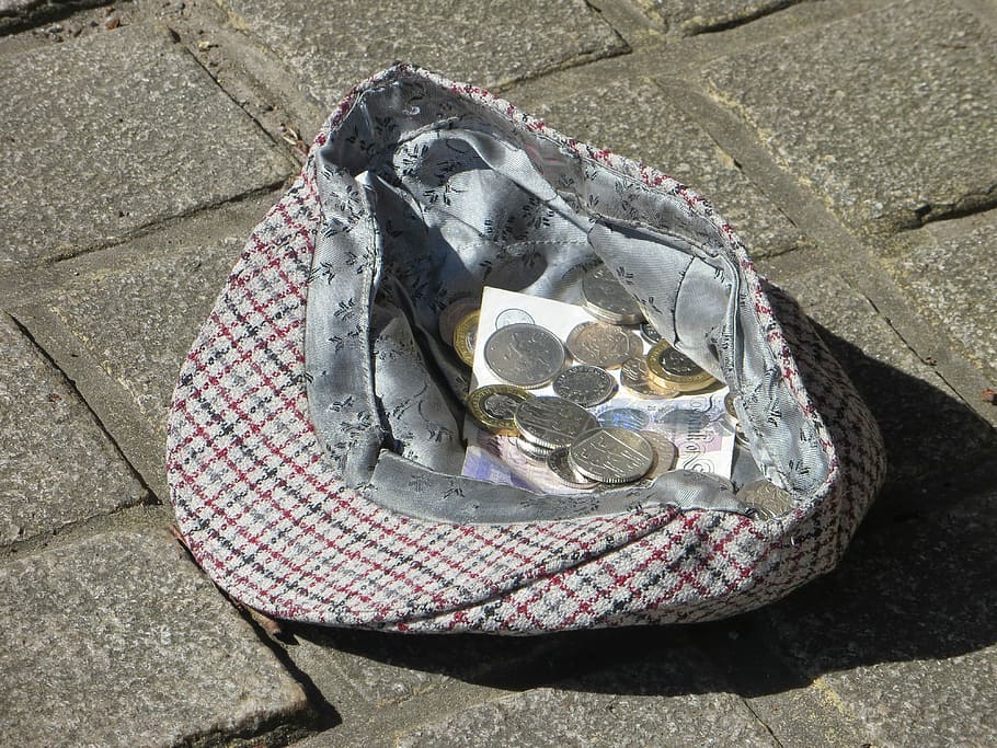 músico callejero, sombrero, dinero, colección, donación, vista de ángulo alto, día, sin gente, luz solar, zapato