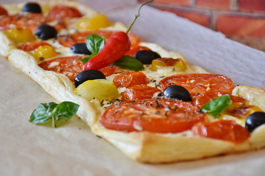 pepperoni pizza, red, chili, tomatoes, tomato quiche, yellow, olives, cream, eat, cooking enjoyment