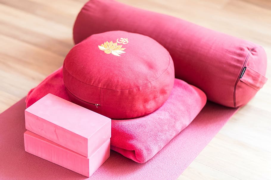 rosa, almofadas, toalhas, ioga, relaxamento, meditação, relaxado, vermelho, cor rosa, dentro de casa
