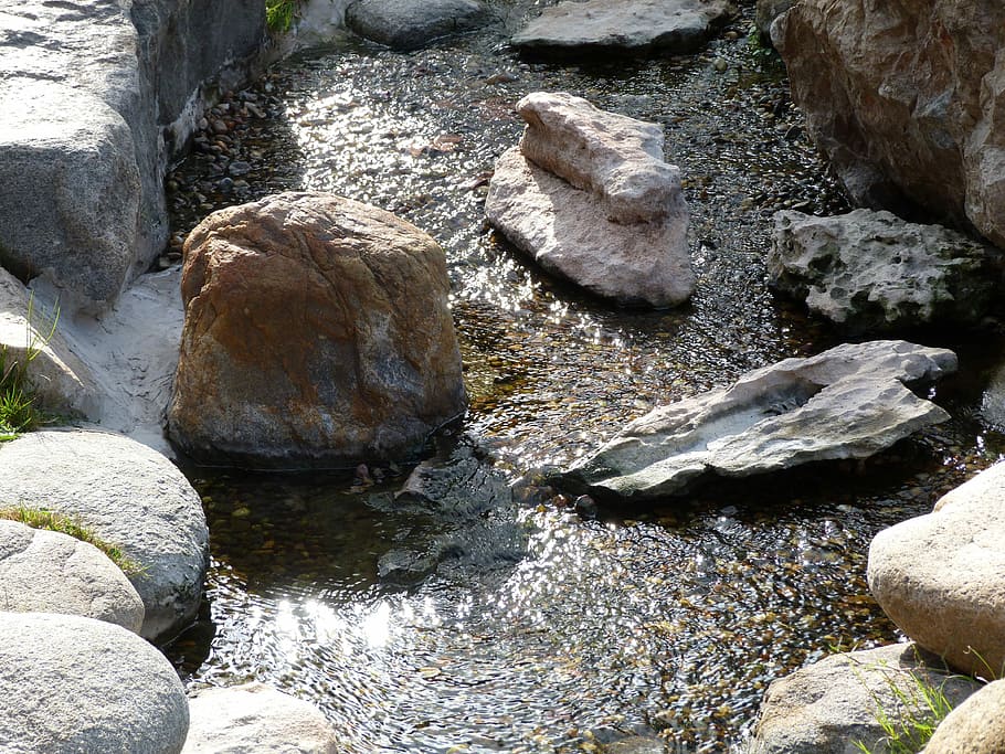 Каменный водопад god. Водопад камни. Водопад.