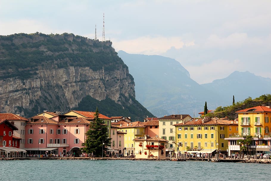 Italia, Garda, Torbole, montañas, barcos, banco, paseo marítimo, arquitectura, montaña, agua