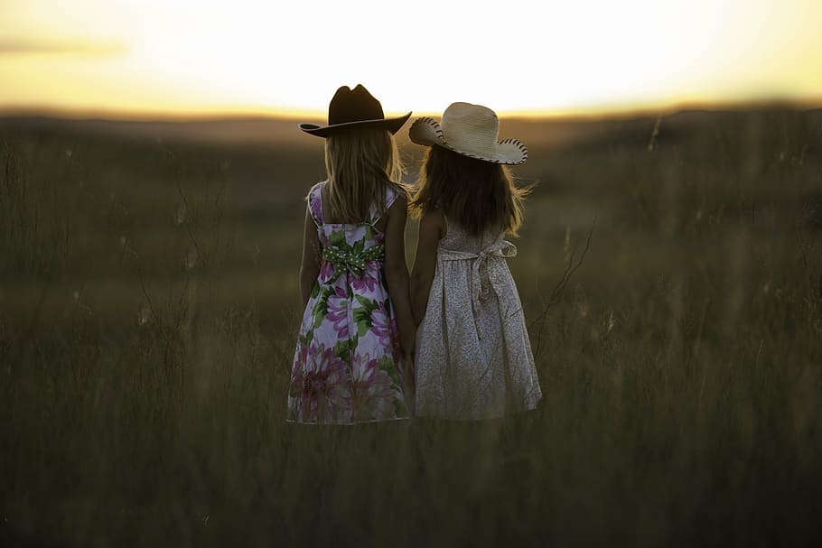 dois, menina, vestindo, chapéus, assistindo, nascer do sol, dia, irmãs, verão, criança